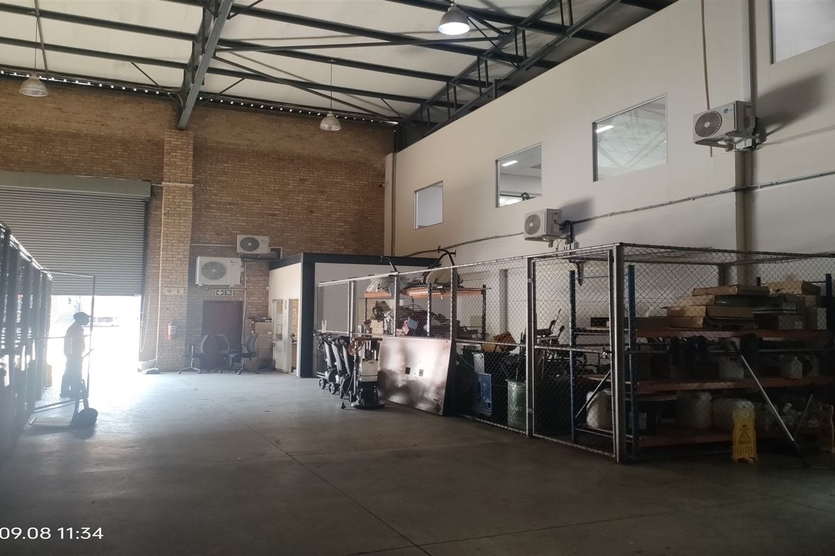 1050m2  Warehouse  - FOR SALE  or TO LEASE R10 830.00 plus vat - Photo 5