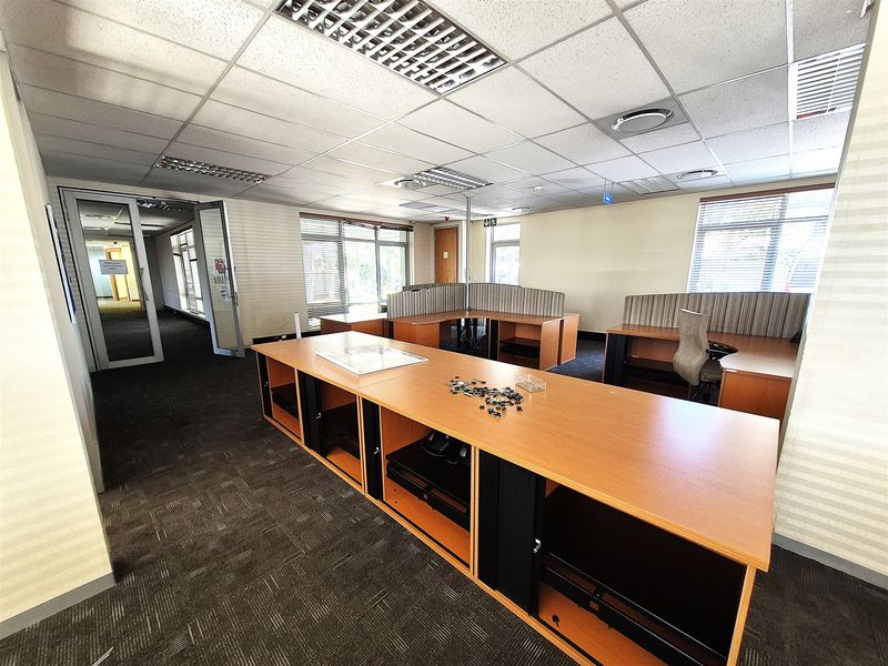 611.87m2 Offices to let in Illovo - Photo 6