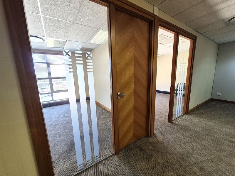 611.87m2 Offices to let in Illovo - Photo 10