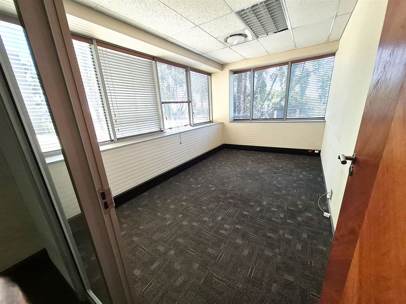 611.87m2 Offices to let in Illovo - Photo 9