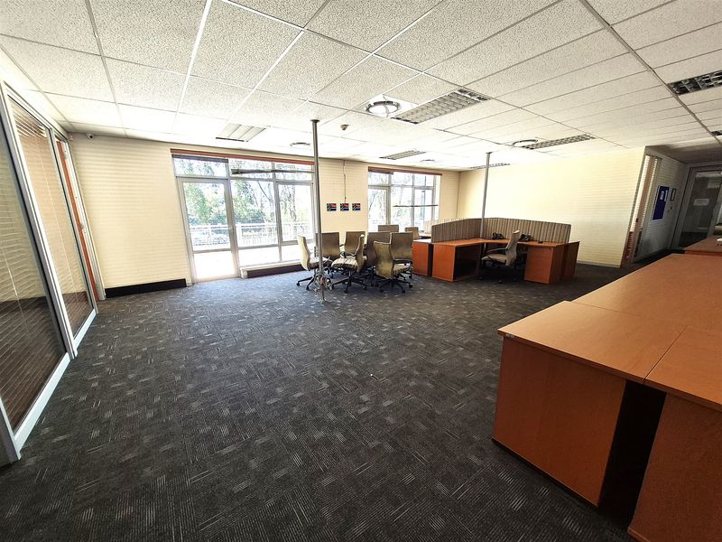 611.87m2 Offices to let in Illovo - Photo 5