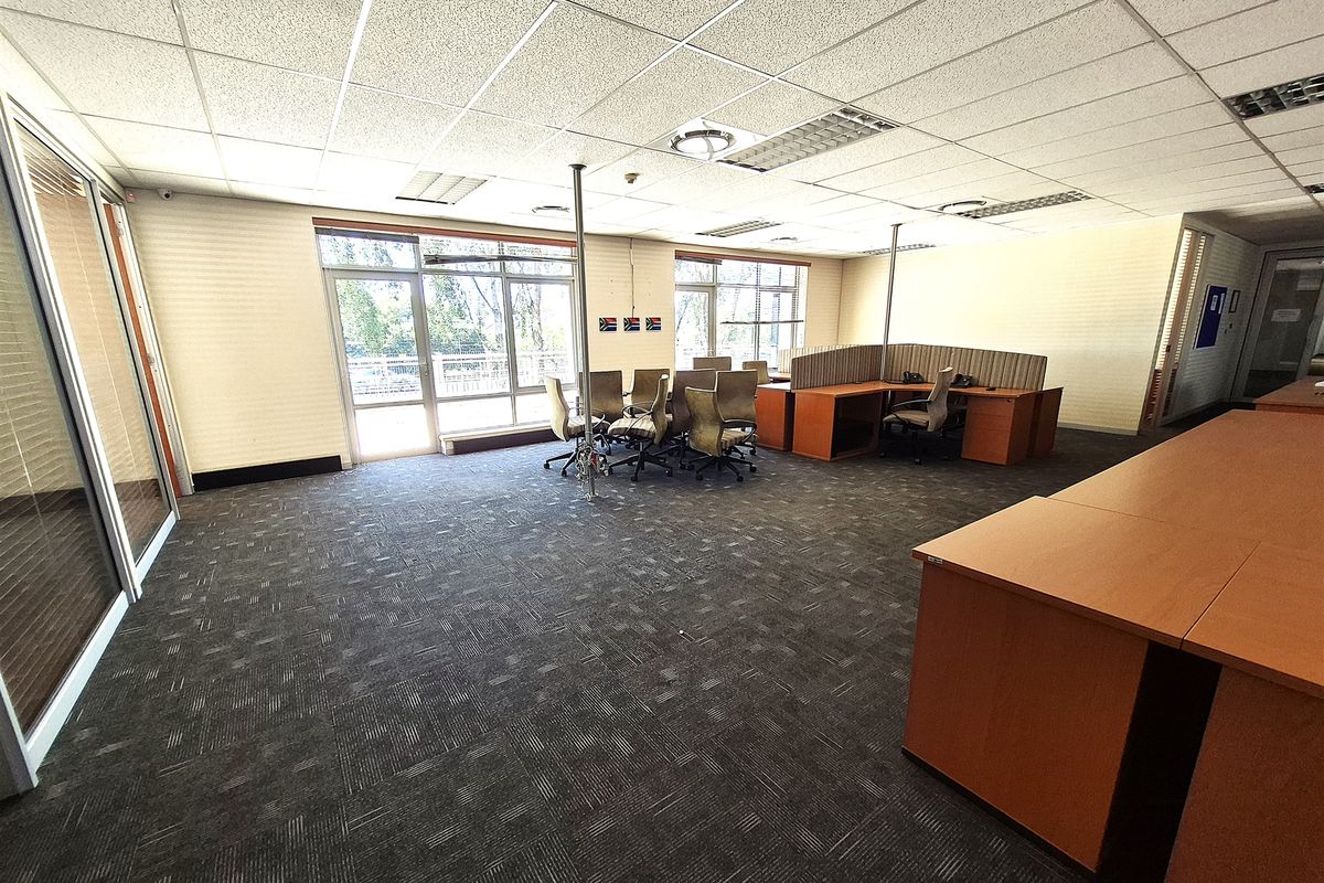 611.87m2 Offices to let in Illovo - Photo 5