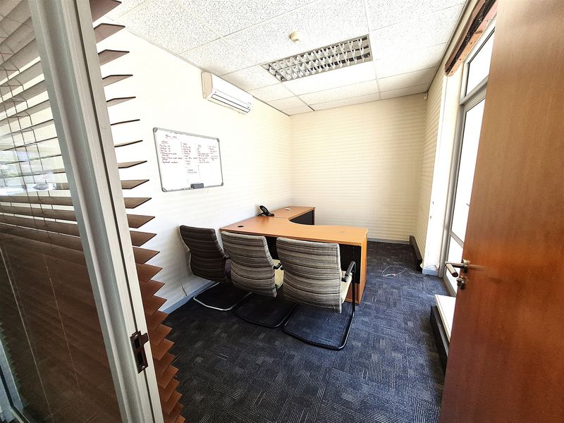 611.87m2 Offices to let in Illovo - Photo 4