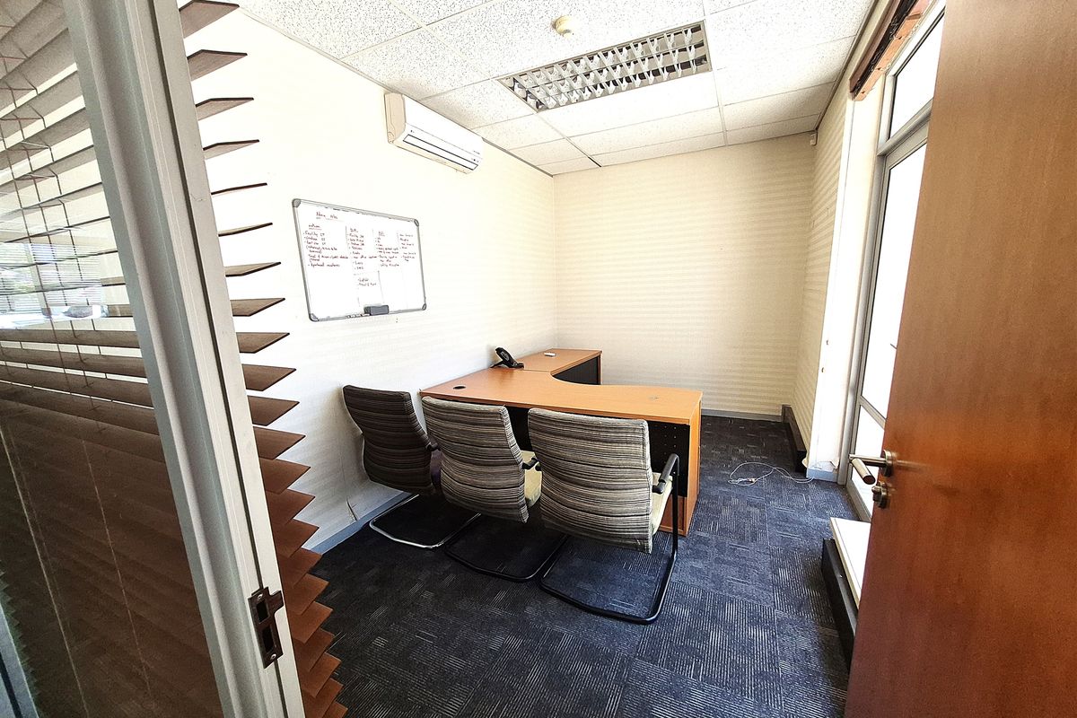 611.87m2 Offices to let in Illovo - Photo 4