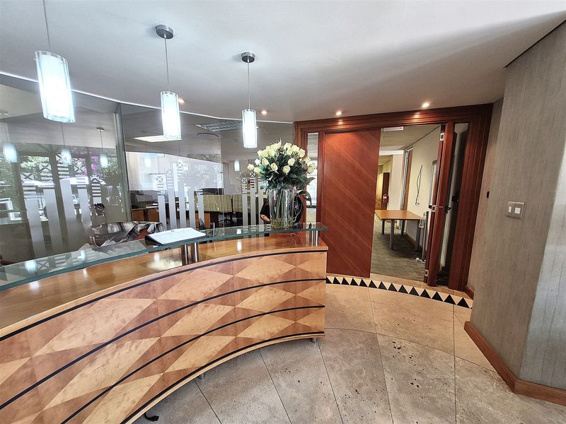 611.87m2 Offices to let in Illovo - Photo 2