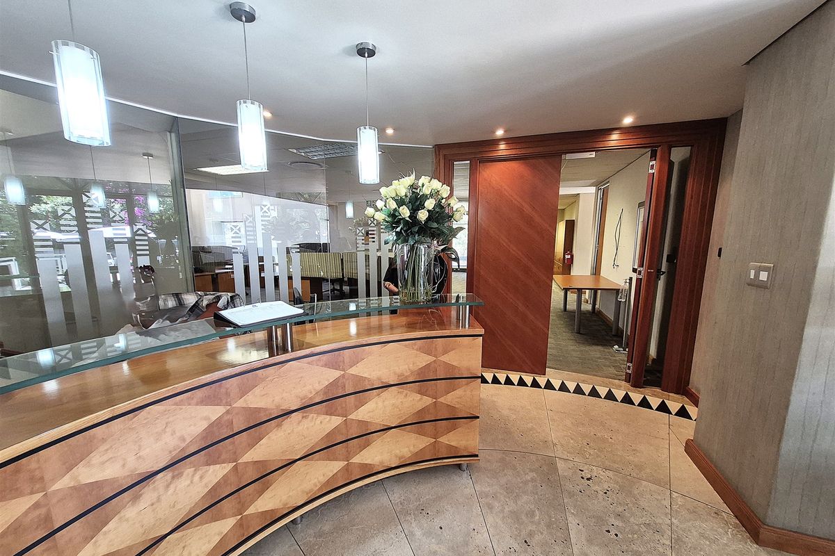 611.87m2 Offices to let in Illovo - Photo 2