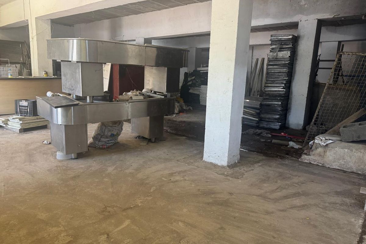 Prime Development Opportunity .Versatile Factory or Warehouse with 30 Lettable Rooms on Top Floor - Photo 4