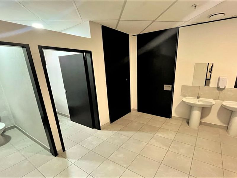 161m2 office space to let in Parktown - Photo 10