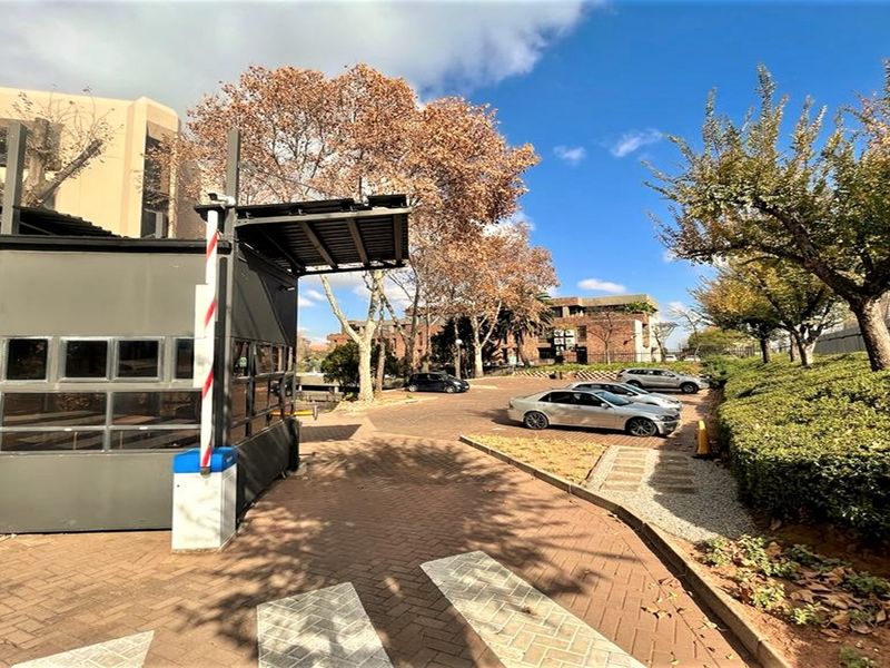 161m2 office space to let in Parktown - Photo 8