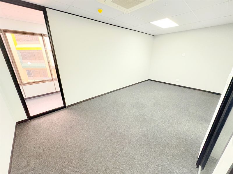 161m2 office space to let in Parktown - Photo 2