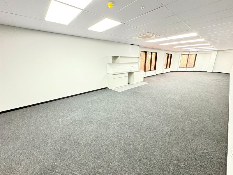161m2 office space to let in Parktown - Photo 3