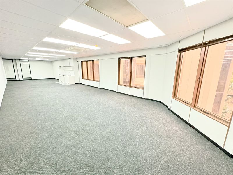 161m2 office space to let in Parktown - Photo 4