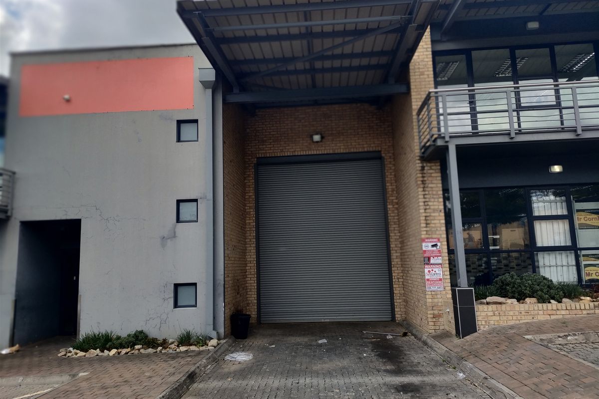 875m2  Warehouse  - TO LEASE - Photo 2