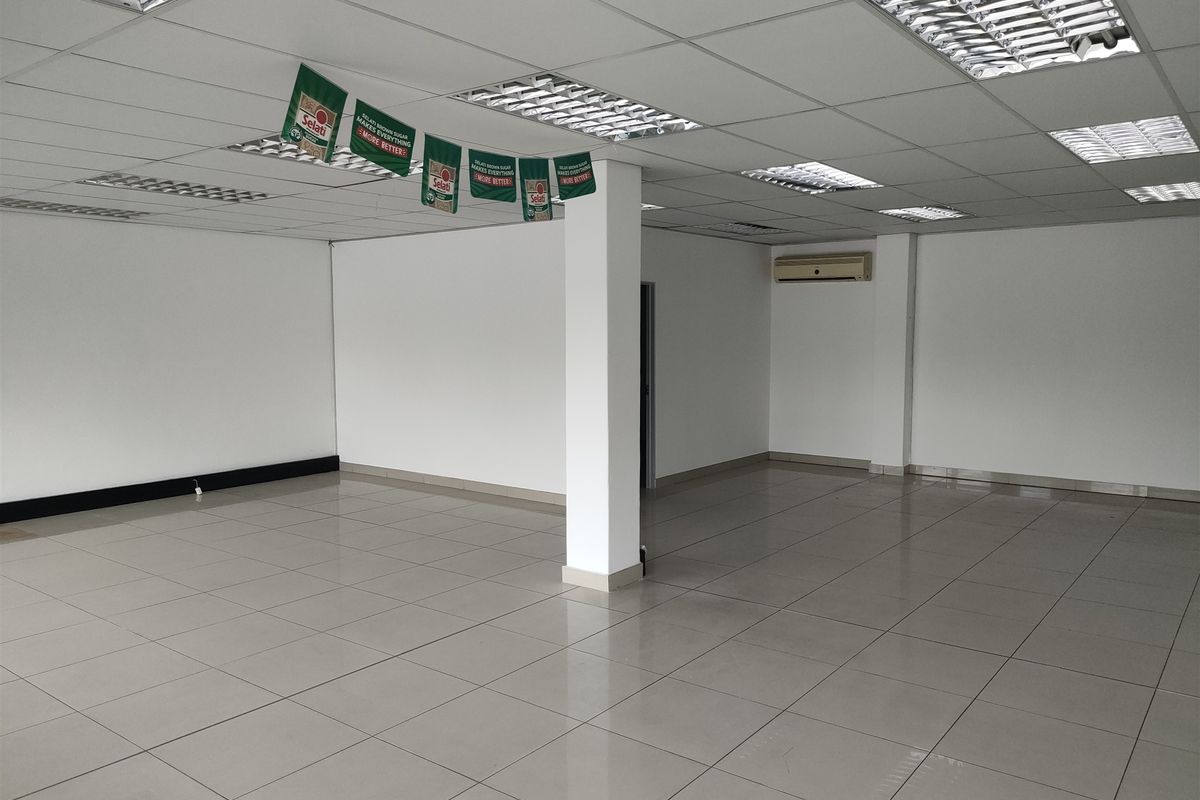 875m2  Warehouse  - TO LEASE - Photo 5