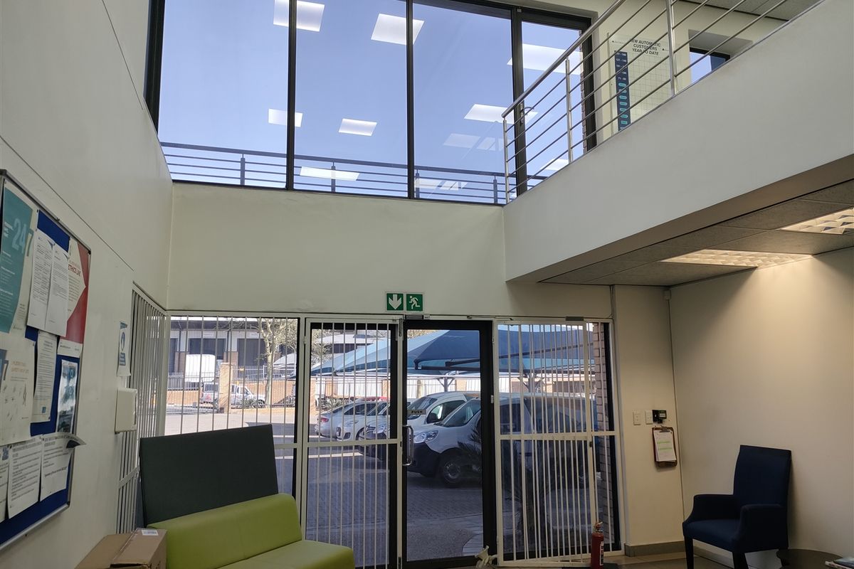 2418m2  Warehouse  - TO LEASE - Photo 2