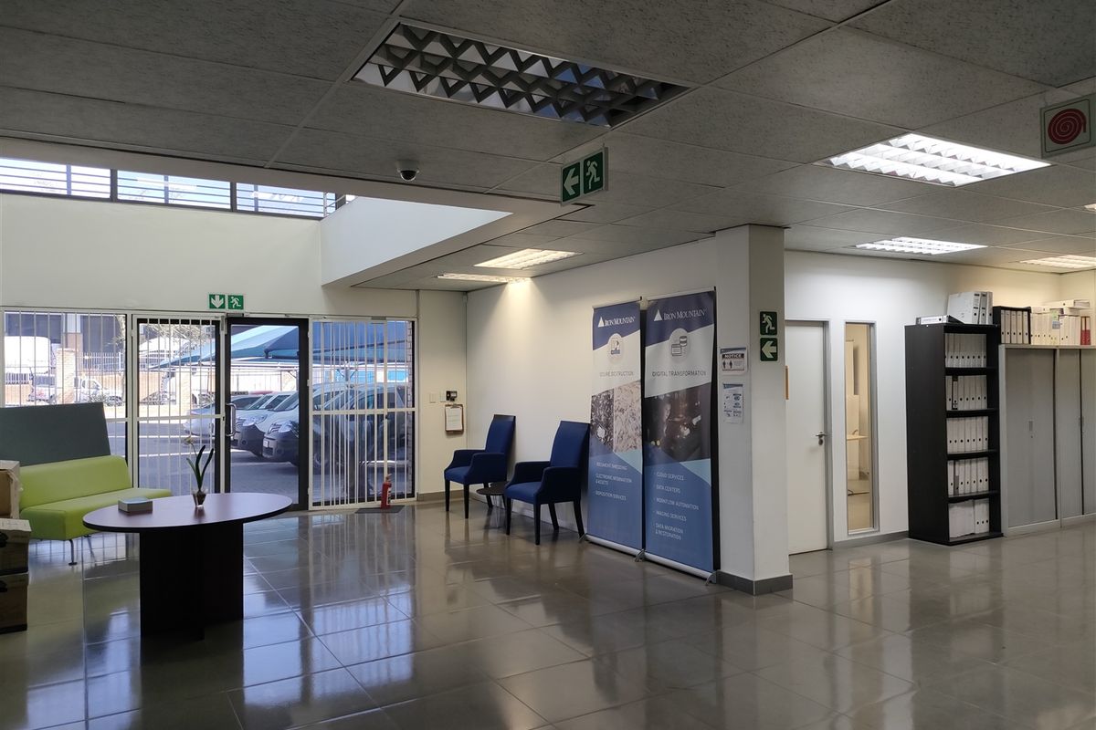 2418m2  Warehouse  - TO LEASE - Photo 4