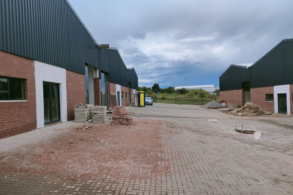1094m2  Warehouse  - TO LEASE - Photo 3