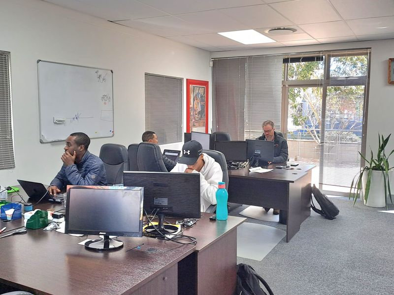 Ground Floor Office Space to Let in Grosvenor Spuare, Century City - Photo 8