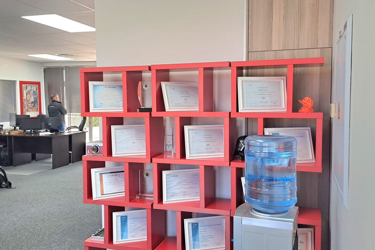 Ground Floor Office Space to Let in Grosvenor Spuare, Century City - Photo 5