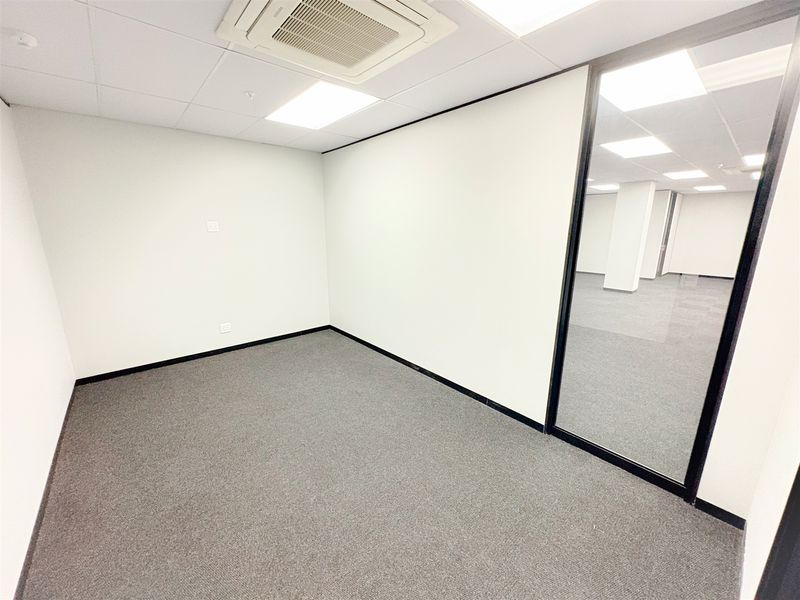 129m2 office space to let in Parktown - Photo 4