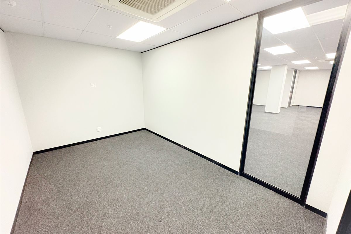 129m2 office space to let in Parktown - Photo 4