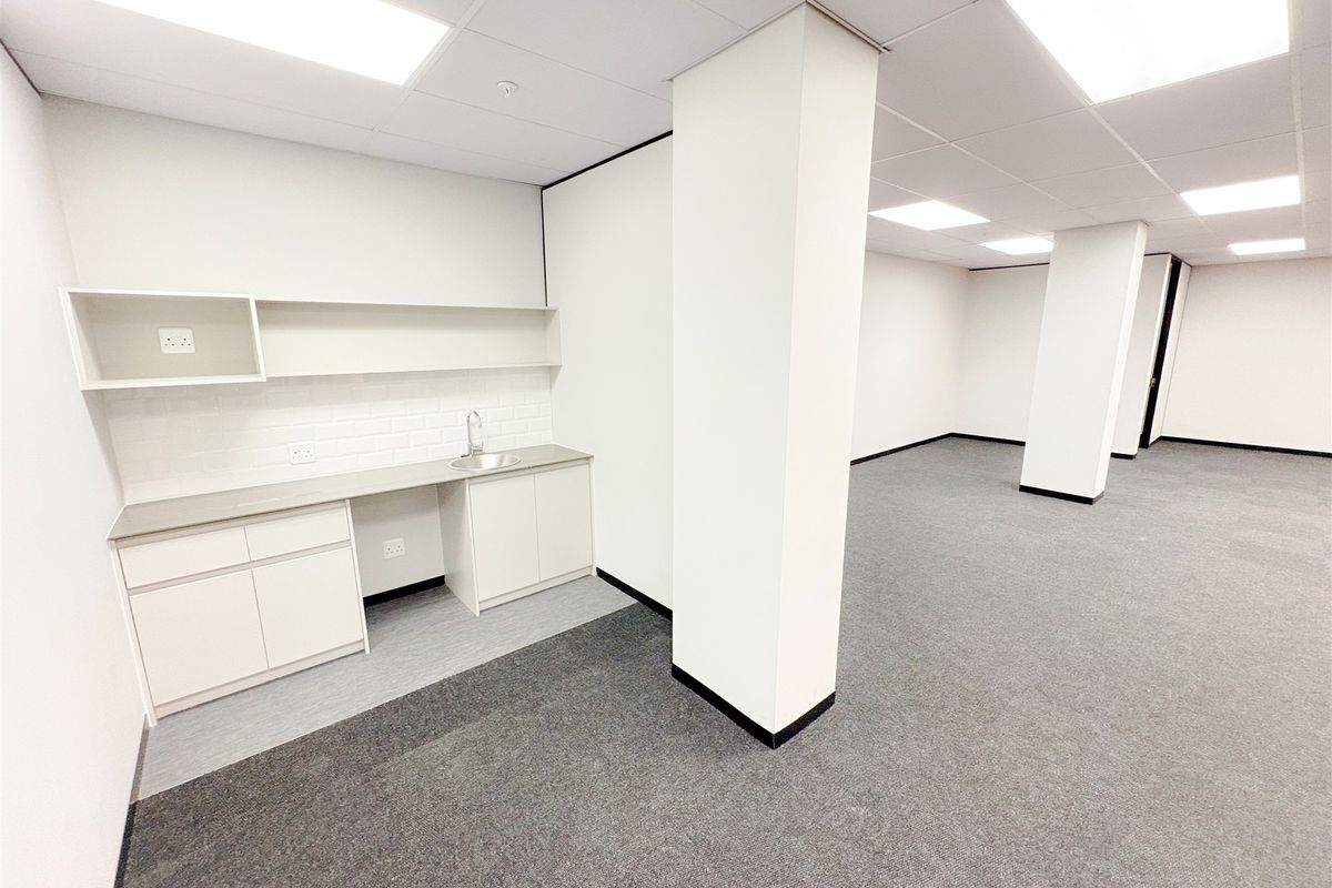 129m2 office space to let in Parktown - Photo 2