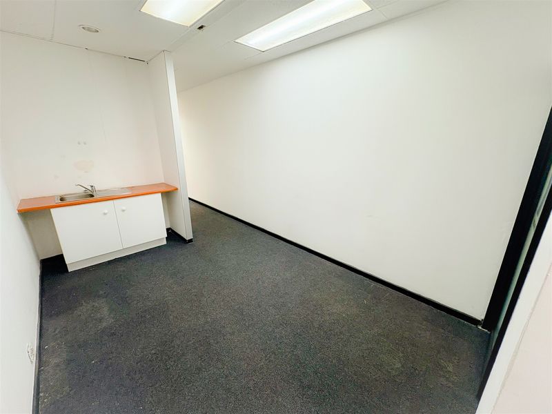121m2 office space to let in Bedfordview - Photo 4