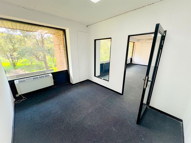 121m2 office space to let in Bedfordview - Photo 2