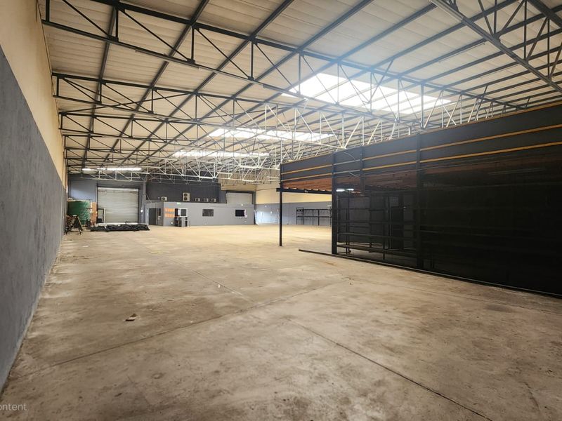 Double-Volume Warehouse With Exclusive Yard to Let - Photo 9