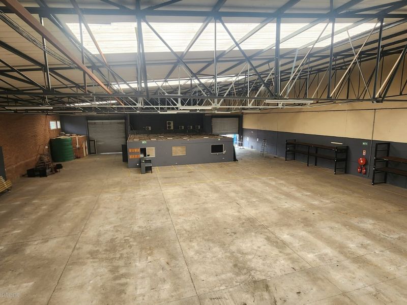 Double-Volume Warehouse With Exclusive Yard to Let - Photo 7