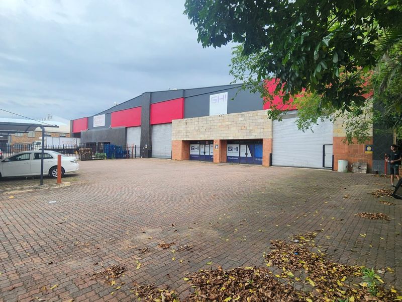 Double-Volume Warehouse With Exclusive Yard to Let - Photo 2