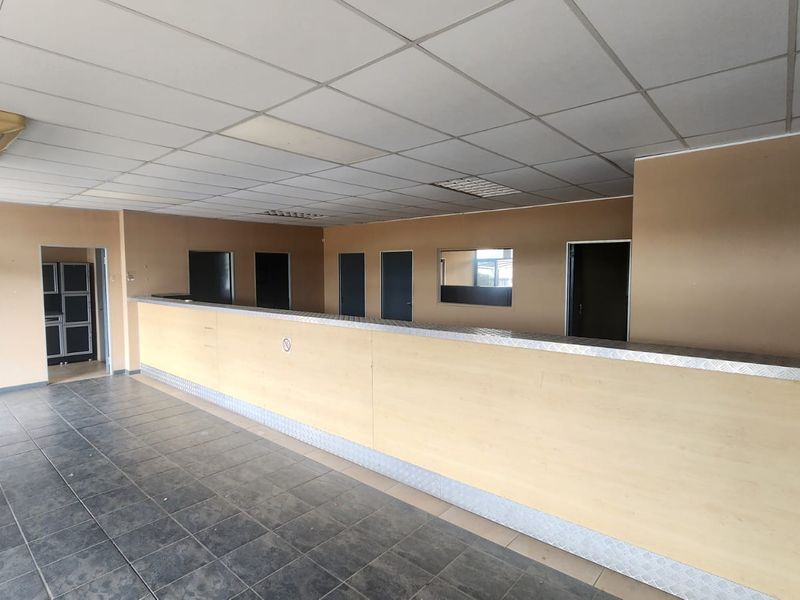 Double-Volume Warehouse With Exclusive Yard to Let - Photo 5