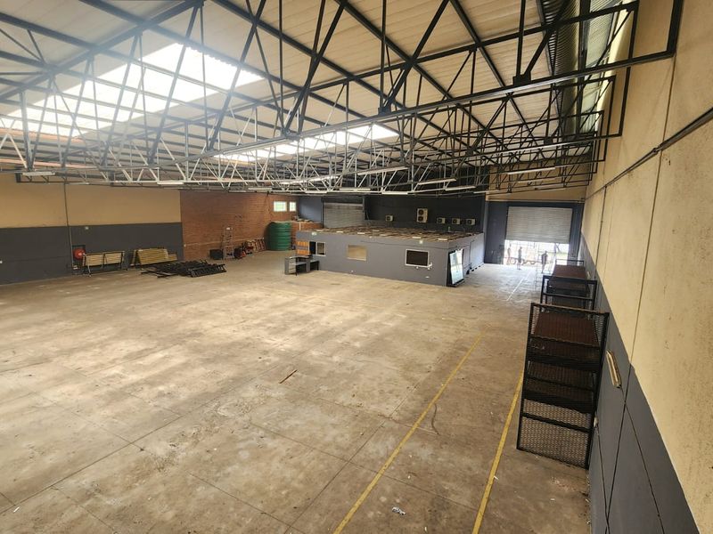 Double-Volume Warehouse With Exclusive Yard to Let - Photo 8