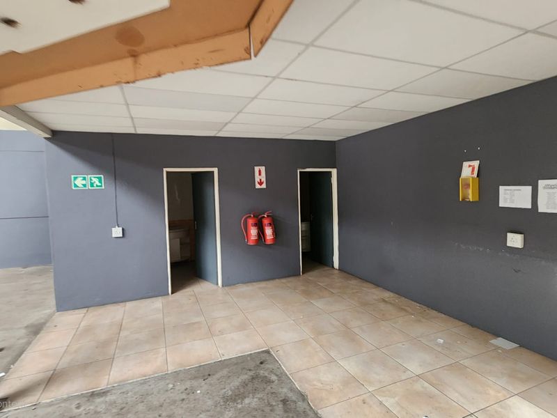 Double-Volume Warehouse With Exclusive Yard to Let - Photo 6