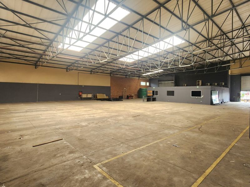 Double-Volume Warehouse With Exclusive Yard to Let - Photo 10
