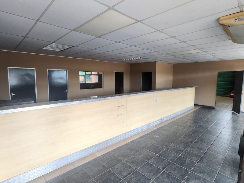 Double-Volume Warehouse With Exclusive Yard to Let - Photo 4