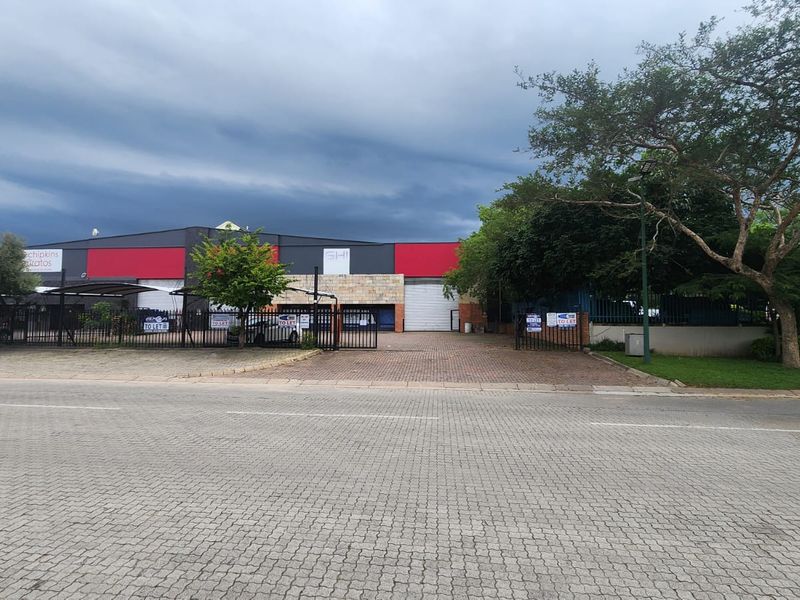 Double-Volume Warehouse With Exclusive Yard to Let - Photo 3