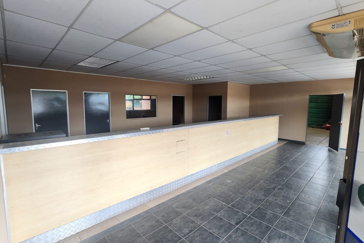 Double-Volume Warehouse With Exclusive Yard to Let - Photo 4