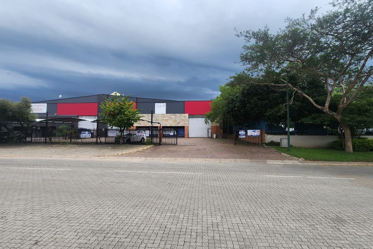 Double-Volume Warehouse With Exclusive Yard to Let - Photo 3