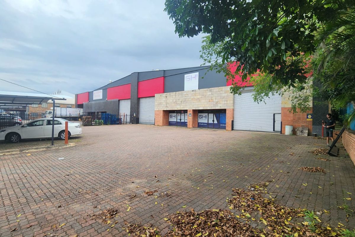 Double-Volume Warehouse With Exclusive Yard to Let - Photo 2