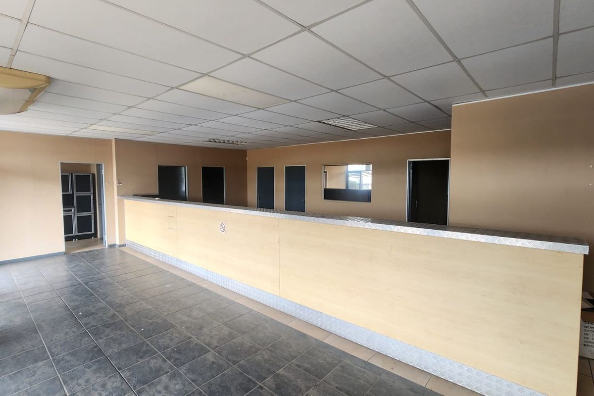 Double-Volume Warehouse With Exclusive Yard to Let - Photo 5