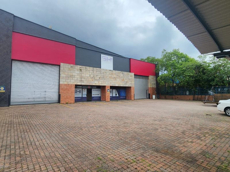 Double-Volume Warehouse With Exclusive Yard to Let - Photo 1