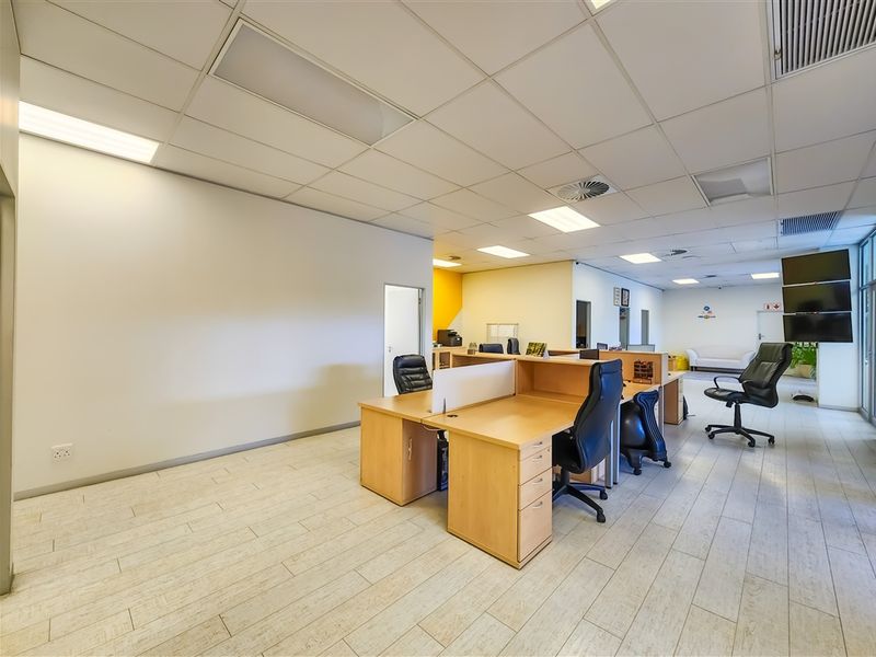 266m2 Office to Let in Longpoint Office Park, Fourways - Photo 10