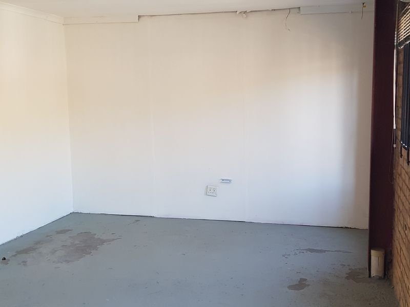 TO LET - Small Warehouse Hennopspark Industrial Centurion - Photo 9