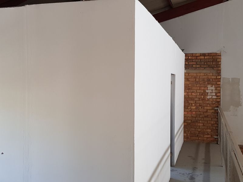 TO LET - Small Warehouse Hennopspark Industrial Centurion - Photo 7