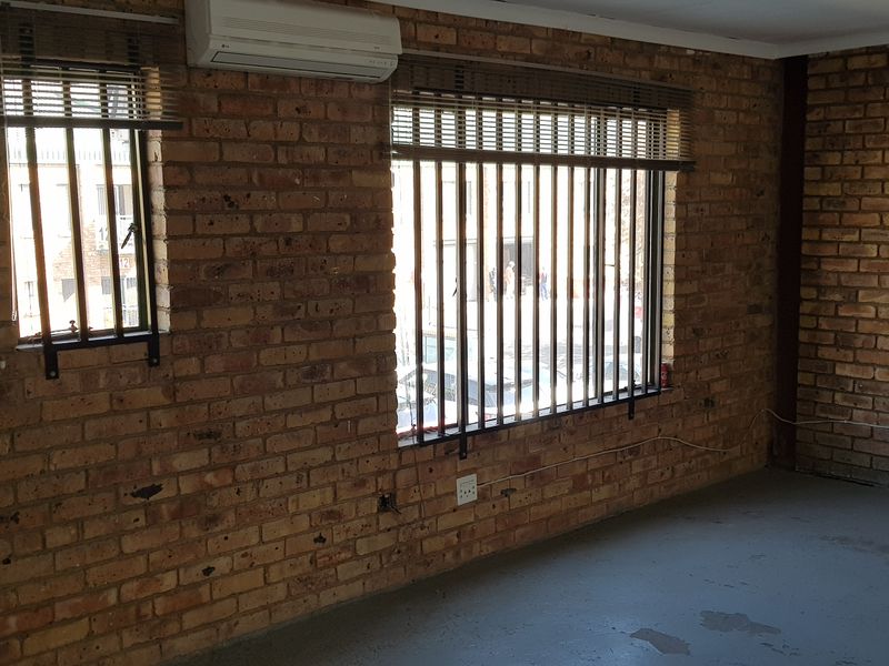 TO LET - Small Warehouse Hennopspark Industrial Centurion - Photo 10
