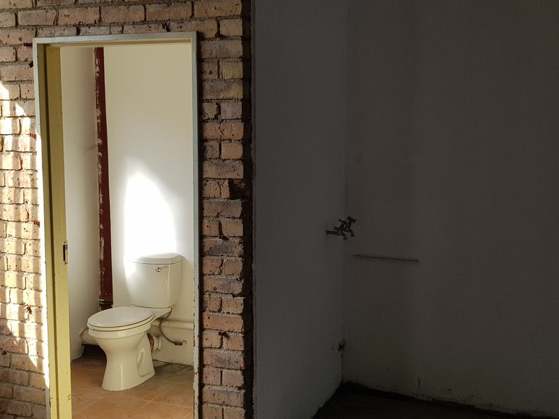 TO LET - Small Warehouse Hennopspark Industrial Centurion - Photo 4