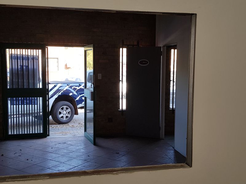 TO LET - Small Warehouse Hennopspark Industrial Centurion - Photo 5