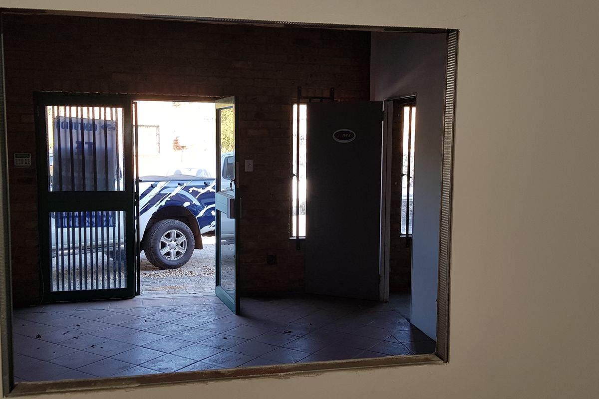 TO LET - Small Warehouse Hennopspark Industrial Centurion - Photo 5