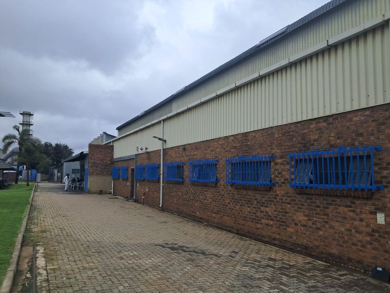 1972m2 Warehouse To Let in Clayville - Photo 3
